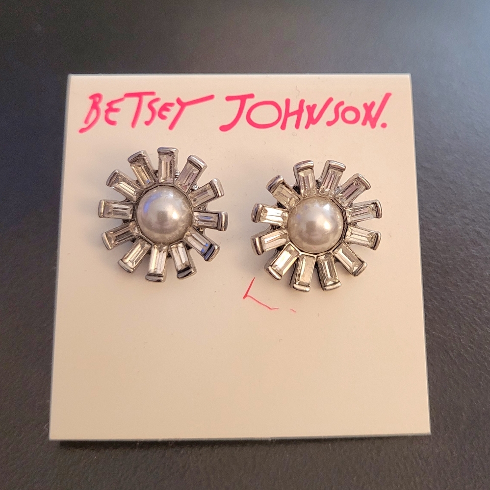 ⭐️3/$15 Betsey Johnson Flower Earrings with pearls - Picture 4 of 4